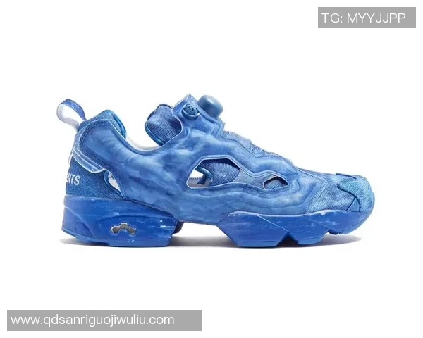 足球明星涂鸦鞋的创意设计与时尚潮流完美结合的精彩展示 足球明星涂鸦鞋的创意设计与时尚潮流完美结合的精彩展示