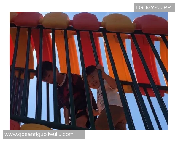 足球明星退役后生活瞬间揭秘展现他们新的人生旅程与精彩瞬间 足球明星退役后生活瞬间揭秘展现他们新的人生旅程与精彩瞬间